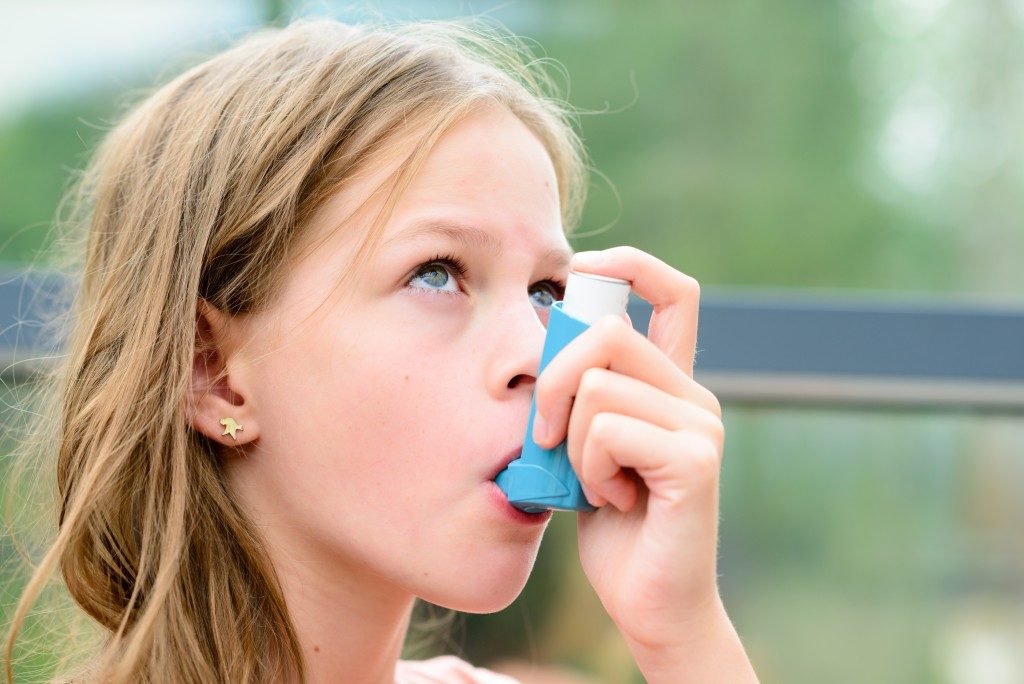 a child using her inhaler