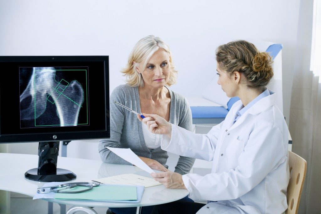 doctor showing a patient her xray results